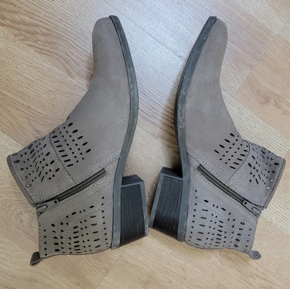 Baretraps Woman’s Georgia Ankle Bootie Taupe Perforated Suede - Picture 4 of 7